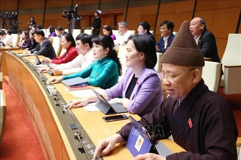 National Assembly deputies vote to approve the Law on Justice for Minors (Photo: VNA)