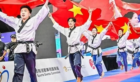 Vietnamese athletes celebrate their victory in the over-17 freestyle mixed team at the World Taekwondo Poomsae (performance) Championships 2024 on November 30 in Hong Kong. (Photo of Vietnam Sports Team)