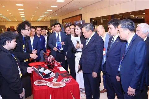 A booth showcases products and services for smart city development (Photo: VNA)