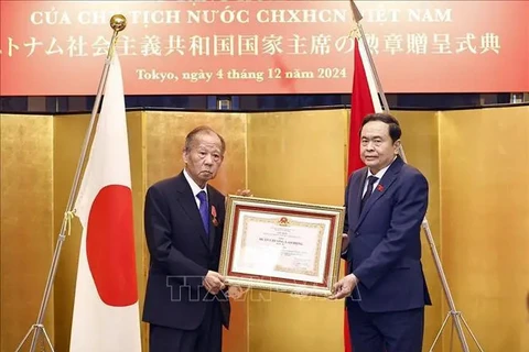 NA Chairman Tran Thanh Man (R) presents the Vietnamese State President’s third-class Labour Order to Chairman of the Japan - Vietnam Parliamentary Friendship Alliance Nikai Toshihiro. (Photo: VNA)