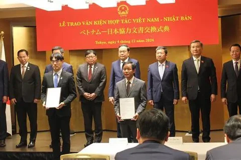 Chairman of the Vietnamese National Assembly Tran Thanh Man (centre, second row) witnesses Nara prefecture and Thua Thien-Hue province exchanging cooperation agreement on the organisation of 14th East Asia Local and Regional Government Congress (Photo: VNA)