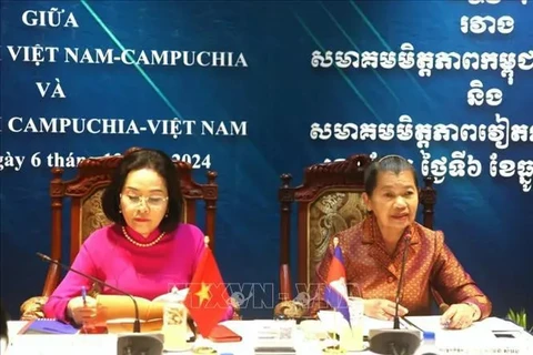 Chairwoman of the Cambodia-Vietnam Friendship Association Men Sam Am (right) and Chairwoman of the Vietnam-Cambodia Friendship Association Nguyen Thi Thanh at the conference (Photo: VNA)