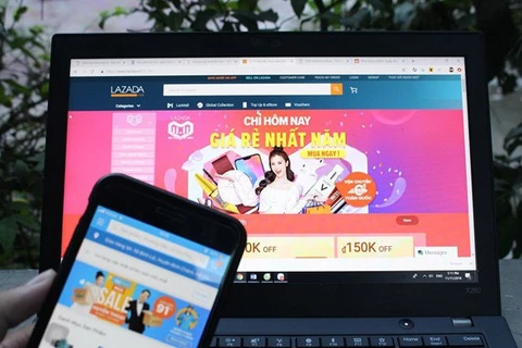 A user shops on Lazada. (Photo vietnammoi.vn)