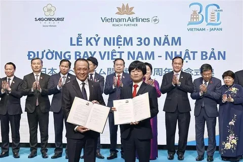 Chairman of the Vietnamese National Assembly Tran Thanh Man (centre, second row) witnesses Vietnamese, Japanese companies exchanging MoU on coopeeration (Photo: VNA)