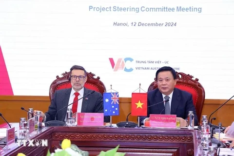 President of the Ho Chi Minh National Academy of Politics (HCMA) Nguyen Xuan Thang (R) and Australian Ambassador to Vietnam Andrew Goledzinowski co-chairs a meeting of the steering committee of the Vietnam - Australia Centre project on December 12. (Photo: VNA)