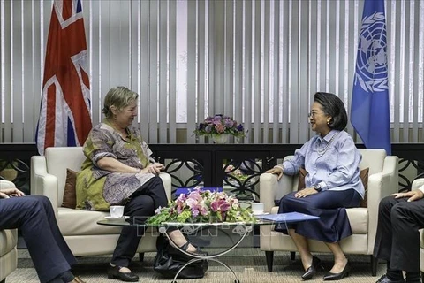 UK Ambassador to ASEAN Sarah Tiffin (L) meets with Armida Salsiah Alisjahbana, UN Under-Secretary-General and Executive Secretary of ESCAP, in Bangkok, Thailand. (Photo: VNA)