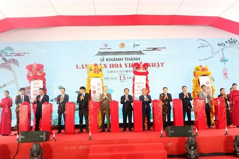 Delegates cut the ribbon to inaugurate the Vietnam-Japan Friendship House in Mekong Delta province of Long An (Photo: VNA)