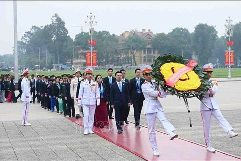 Delegates lay a wreath in tribute to President Ho Chi Minh at his mausoleum on December 17 morning. (Photo: VNA)