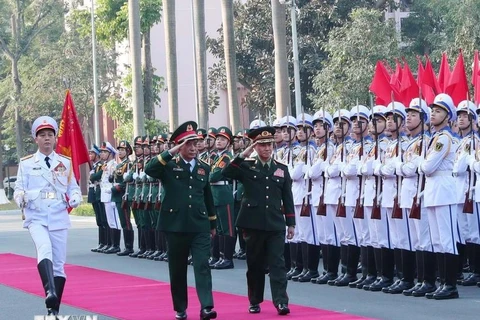 Defence Minister Phan Van Giang (left) and his Lao counterpart Khamliang Outhakaysone review the Guards of Honour on December 18 (Photo: VNA)