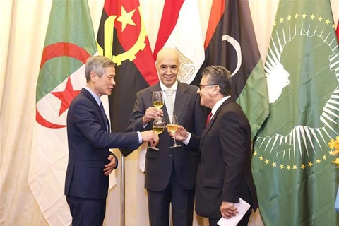 Assistant to the Minister of Foreign Affairs Nguyen Minh Vu (left), Moroccan Ambassador Jamale Chouaibi (centre) and Palestianian Ambassador Saadi Salama, who is also head of the diplomatic corps in Vietnam, toast at the ceremony on May 24. (Photo: VNA)