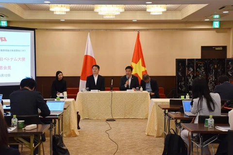 Vietnamese Ambassador to Japan Pham Quang Hieu (right) and Yamanashi Governor Nagasaki Kotaro at the press conferene. (Photo: VNA)