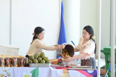 A booth showcasing products of Laos at the fair in Da Nang city. (Photo: VNA)