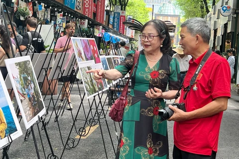 Visitors to the Truong Sa-themed photo exhibition on the Nguyen Van Binh book street in HCM City. (Photo: VNA)