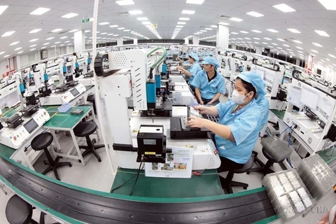 Workers produce electronic components at a factory of the Khvatec Thai Nguyen Co. Ltd, invested by the Republic of Korea, in the Yen Binh industrial park in Pho Yen city, Thai Nguyen province. (Photo: VNA)