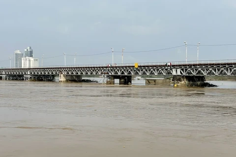 Water levels in Red, Duong rivers recede, Hanoi lowers flood alert