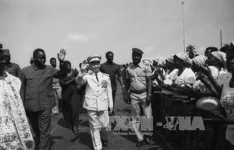 General Vo Nguyen Giap is warmly welcomed by leaders and people of Cotonou during his visit to Benin from November 5-8 in 1980. (File Photo: VNA)