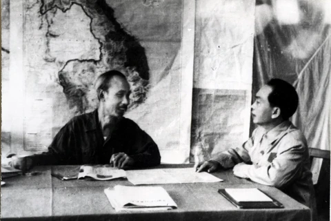 On behalf of the Party Central Committee and the Government, President Ho Chi Minh (left) directly assigns General Vo Nguyen Giap to consider the combat plan and launch the Dien Bien Phu campaign. (File photo: VNA)