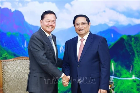 El primer ministro de Vietnam, Pham Minh Chinh (derecha), recibe a Neth Savoeun, subjefe del Gobierno camboyano. (Foto: VNA)