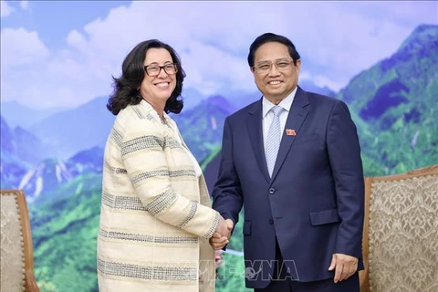 El primer ministro de Vietnam, Pham Minh Chinh, recibe a Manuela V. Ferro, vicepresidenta del BM. (Foto: VNA)