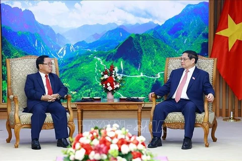 El primer ministro de Vietnam, Pham Minh Chinh (derecha), recibe al titular de la Autoridad Estatal de Inspección de Laos, Khamphanh Phommathath. (Foto: VNA)