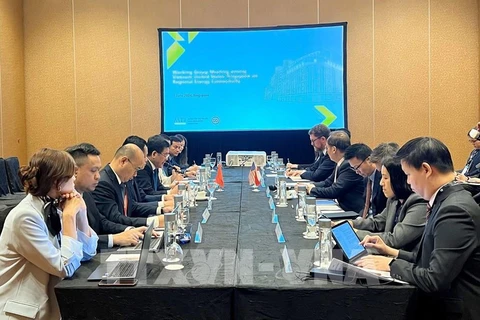 En la reunión entre Vietnam, Singapur y Estados Unidos sobre la exportación de electricidad a gran escala. (Foto: VNA)