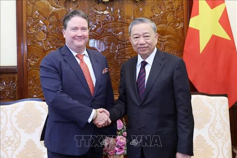 El presidente de Vietnam, To Lam (derecha), recibe al embajador de Estados Unidos en el país, Marc Evans Knapper. (Foto: VNA)
