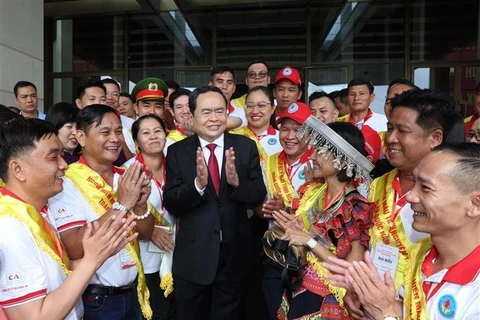 El presidente de la Asamblea Nacional de Vietnam, Tran Thanh Man, se reúne con donantes voluntarios de sangre destacados. (Foto: VNA)