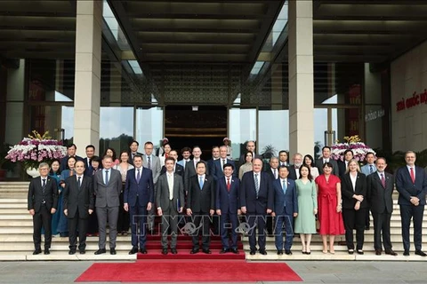 El presidente de la Asamblea Nacional de Vietnam, Tran Than Man, y los nuevos embajadores y encargados de negocios de la Unión Europea. (Foto: VNA)