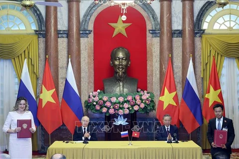 El presidente de Vietnam, To Lam, y su homólogo ruso, Vladimir Putin, presencian la entrega de acuerdos de cooperación entre ambos países. (Foto: VNA)