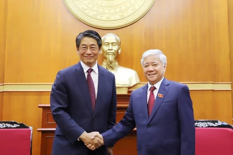 El presidente del Frente de la Patria de Vietnam, Do Van Chien (derecha), recibe al embajador de Japón en el país, Ito Naoki. (Foto: mattran.org.vn)
