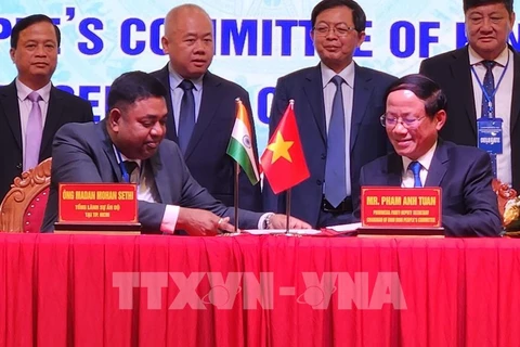 Representantes del Comité Popular de la provincia Binh Dinh y el Consulado General de la India en Ciudad Ho Chi Minh firman un memorando de entendimiento en la conferencia. (Foto: VNA)