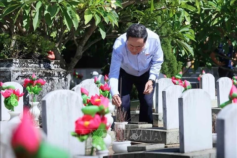 El presidente de la Asamblea Nacional, Tran Thanh Man, ofrece incienso a los soldados caídos en el Cementerio de los Mártires Internacionales Vietnam-Laos (Foto: VNA)