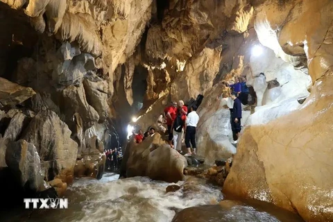 Expertos de la Red Global de Geoparques de la UNESCO visitan la cueva Keng Tao en la comuna de Chien Thang, distrito de Bac Son, provincia de Lang Son. (Foto: VNA)