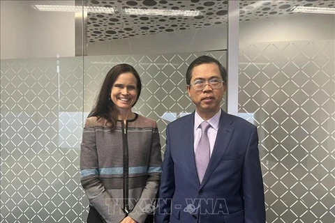 El embajador de Vietnam en Australia, Pham Hung Tam, se reúne con Stephanie Copus Campbell, embajadora para la Igualdad de Género del país oceánico. (Foto: VNA)