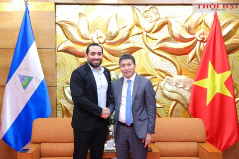 El presidente de la VUFO, Phan Anh Son (derecha), y el embajador de Nicaragua en Vietnam, Armengol Campos. (Foto: Nhan Dan)