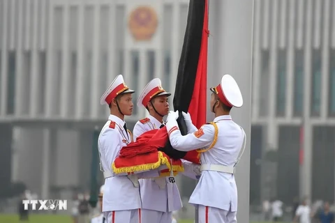 Una cinta de luto se ata a la bandera nacional. (Foto de ilustración. Fuente: VNA)