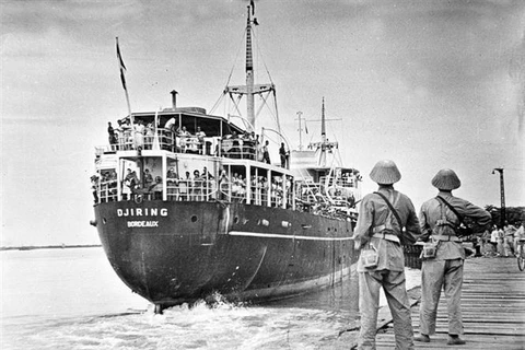 El barco Djiring que transporta tropas francesas zarpa del muelle de Sau Kho (Hai Phong) hacia el Sur el 13 de mayo de 1955, de conformidad con los Acuerdos de Ginebra. El Norte quedó completamente liberado. (Foto: Archivo de VNA)