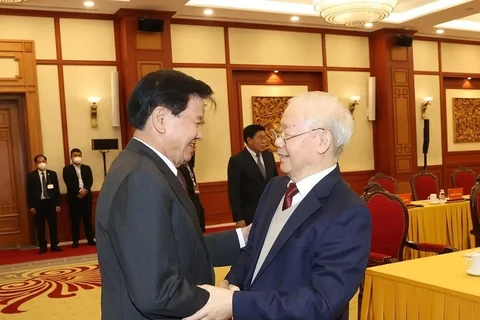 El secretario general del PCV, Nguyen Phu Trong, y el secretario general del Partido Popular Revolucionario y presidente de Laos, Thongloun Sisoulith, copresiden una reunión de alto nivel entre ambos partidos en Hanoi, el 26 de febrero de 2024. (Foto: VNA)