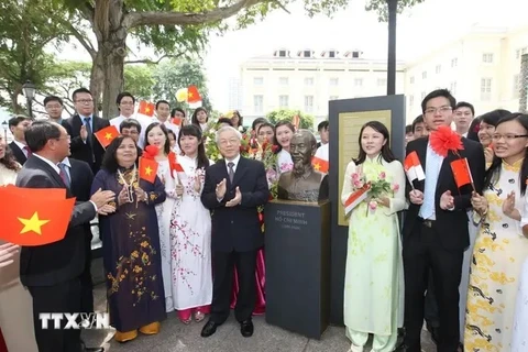 El secretario general del PCV, Nguyen Phu Trong, y los compatriotas rinden homenaje al Presidente Ho Chi Minh en su busto en el Museo de las Civilizaciones Asiáticas (Singapur), el 12 de septiembre de 2012. (Foto: VNA)