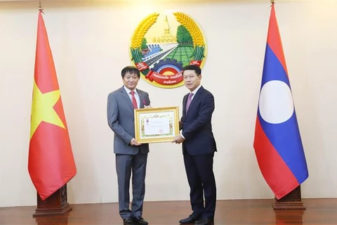 El embajador de Vietnam en Laos, Nguyen Ba Hung (izquierda), recibe la Orden de la Libertad (Issara) de Tercera Clase de Laos. (Foto: VNA)