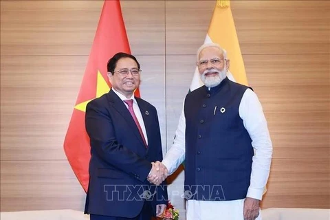 El primer ministro de Vietnam, Pham Minh Chinh (izquierda), y su homólogo indio, Narendra Modi, se reúnen en la Cumbre ampliada del G7 en Hiroshima, Japón, el 20 de mayo de 2023. (Foto: VNA)