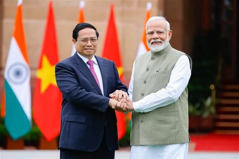 El primer ministro vietnamita, Pham Minh Chinh (izquierda), y su homólogo indio, Narendra Modi (Foto: VNA)