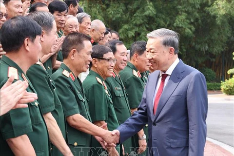 El secretario general del Partido Comunista de Vietnam y presidente del país, To Lam, se reúne con los veteranos de la División 308 del Ejército Popular de Vietnam. (Foto: VNA)