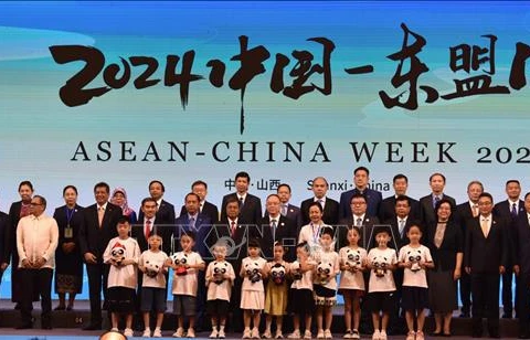 Delegados participantes en el acto inaugural de la Semana ASEAN-China. (Foto: VNA)