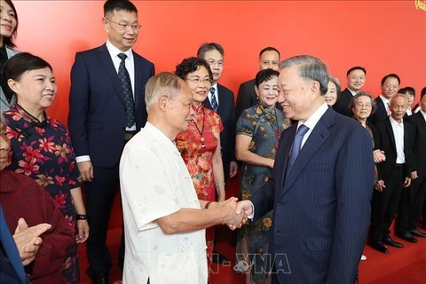 El secretario general del Partido Comunista y presidente de Vietnam, To Lam, saluda a los delegados. (Foto: VNA)