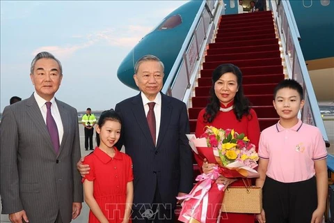 El secretario general del Partido Comunista y presidente de Vietnam, To Lam, y su esposa fueron recibidos por el miembro del Buró Político, jefe de la Oficina de la Comisión de Asuntos Exteriores del Comité Central del Partido Comunista de China y ministro de Relaciones Exteriores, Wang Yi. (Foto: VNA)