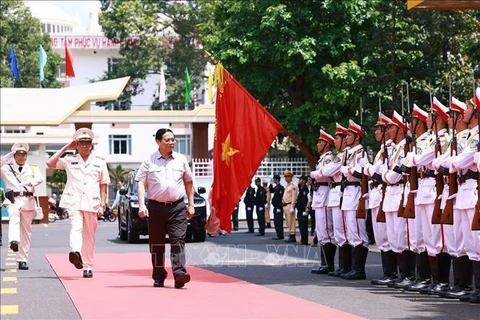 El primer ministro de Vietnam, Pham Minh Chinh, visita a las fuerzas de seguridad pública de la provincia de Dak Lak. (Foto: VNA)