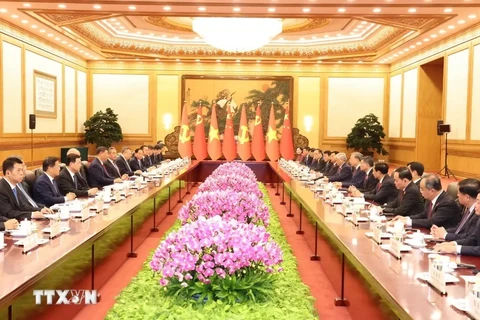 Reunión entre el secretario general del PCV y presidente de Vietnam, To Lam, y el secretario general del PCCh y presidente de China, Xi Jinping. (Foto: VNA)