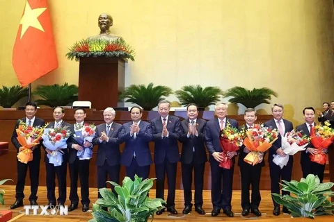 Los líderes del Partido y del Estado felicitan a los nuevos viceprimeros ministros y titulares de Ministerios de Recursos Naturales y Medio Ambiente, y de Finanzas, del Tribunal Popular Supremo y de la Fiscalía Popular Suprema. (Foto: VNA)