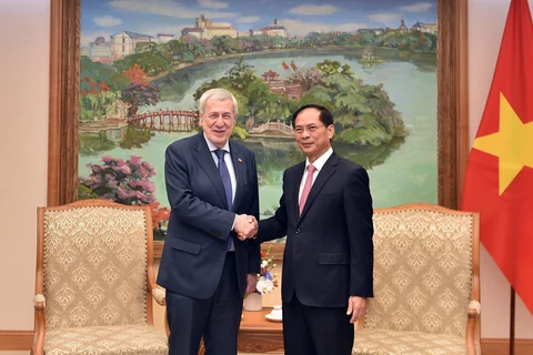 El viceprimer ministro y titular de Relaciones Exteriores de Vietnam, Bui Thanh Son (derecha), recibe al canciller chileno, Alberto Van Klaveren. (Foto: VNA)